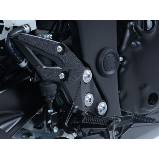 Protections autocollantes R&G de cadre et/ou bras oscillant ou platine talon...- Suzuki GSXS 750 17-18 en 5 pièces platines tal