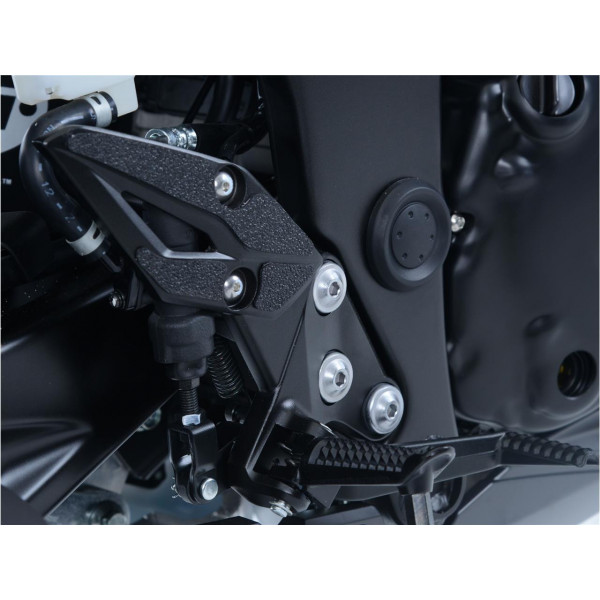 Protections autocollantes R&G de cadre et/ou bras oscillant ou platine talon...- Suzuki GSXS 750 17-18 en 5 pièces platines tal